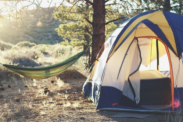 Quels sont les équipements nécessaires pour un camping en région de savane africaine?